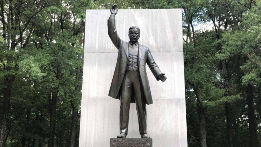 TR Island statue